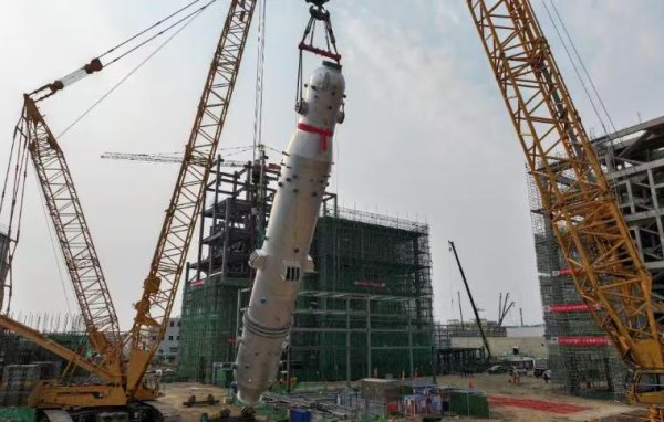 龙辉配资 潞安化机承制金风绿甲醇项目生物质气化炉吊装成功