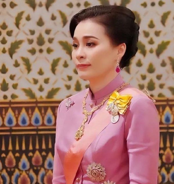 申银优配 泰王苏提达欧拉弄，赐婚仪式三人同框，三人神情真的很是出镜