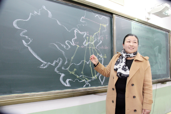 德邦国际 地理课还能这样上？她把淄博烧烤、村超、沙漠锁边搬进了课堂